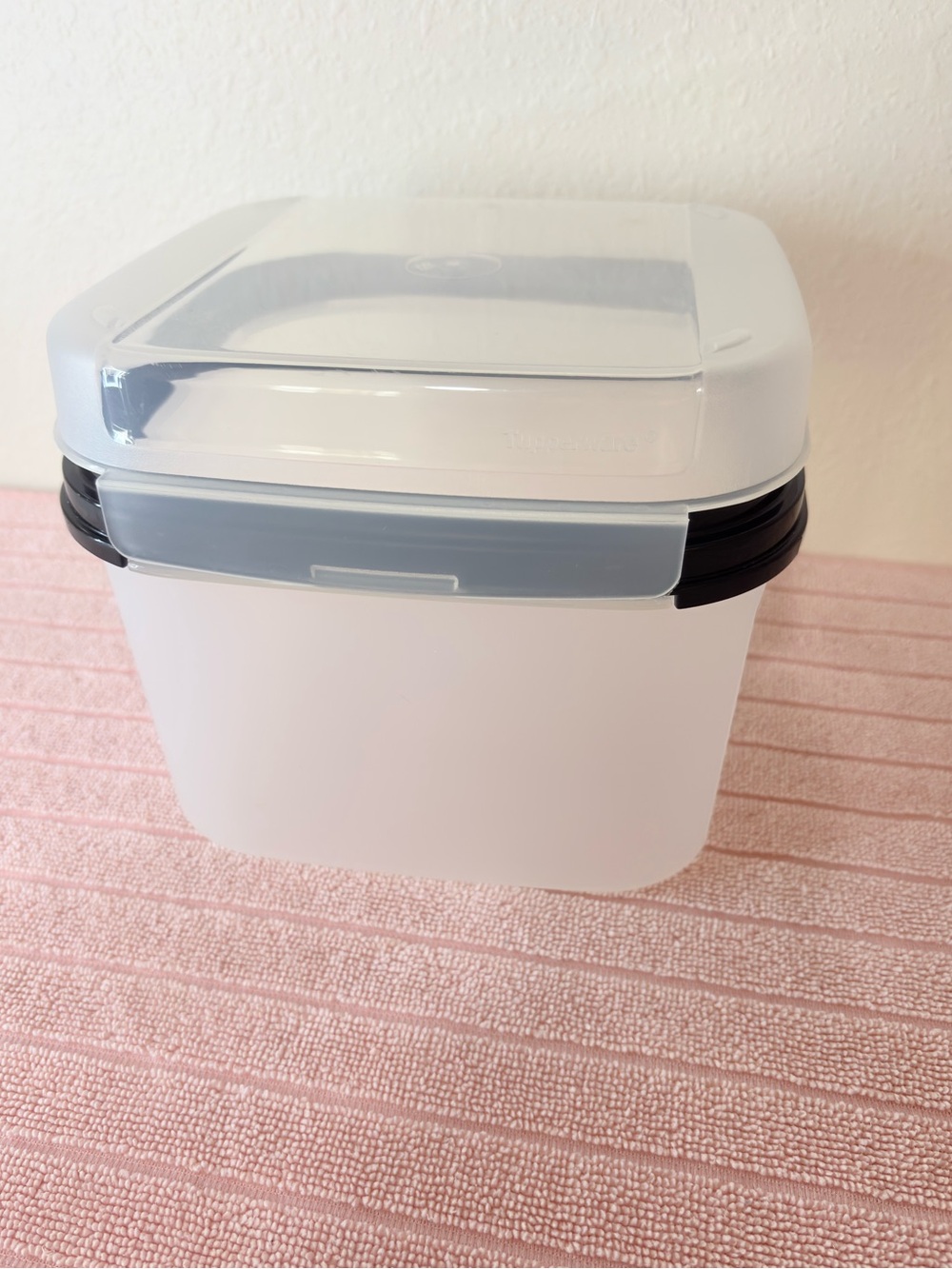 Tupperware Modular Mates Square Signature
Line Container #2 Hinged Lid